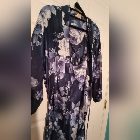 Blue floral nightgown and robe & leopard robe - Picture 2 of 13